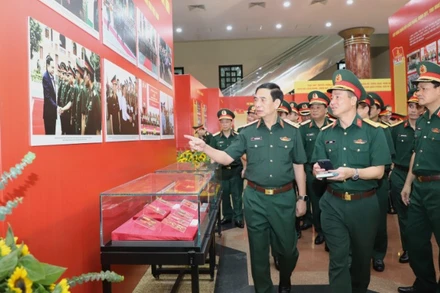 Đại tướng Phan Văn Giang, Ủy viên Bộ Chính trị, Phó Bí thư Quân ủy Trung ương, Bộ trưởng Quốc phòng trực tiếp kiểm tra các khu vực chuẩn bị cho Đại hội.