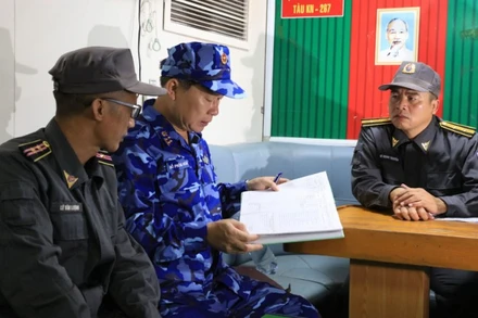 Kiểm tra sổ sách, đăng ký trên tàu Kiểm ngư 267.