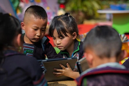 Học sinh Trường mầm non Hoa Ban (Bảo Thắng, Lào Cai) tham gia lớp học đặc biệt trên máy tính bảng do UNICEF hỗ trợ. (Ảnh: UNICEF)