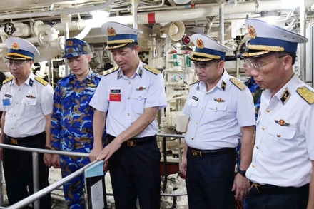 Đồng chí Phó Đô đốc Nguyễn An Phong, Chính ủy Hải quân kiểm tra công tác xây dựng nề nếp chính quy tại Lữ đoàn 175/Vùng 5 Hải quân.