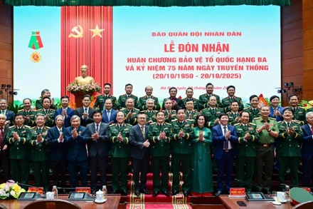 Các đại biểu tại buổi lễ.