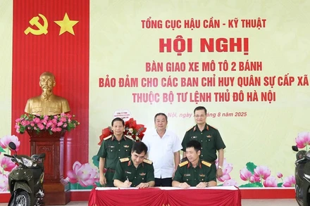 Các đồng chí lãnh đạo Tổng cục Hậu cần-Kỹ thuật, Bộ Tư lệnh Thủ đô Hà Nội và lãnh đạo thành phố Hà Nội chứng kiến bàn giao xe.