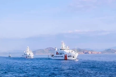 Các tàu Cảnh sát biển Việt Nam luyện tập vận động đội hình diễu binh trên biển.