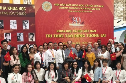 Đại sứ Cuba tại Việt Nam Rogelio Polanco Fuentes tham quan gian trưng bày của Viện Hàn lâm Khoa học xã hội Việt Nam tại Triển lãm 80 năm thành tựu đất nước. (Ảnh: KHẮC KIÊN)