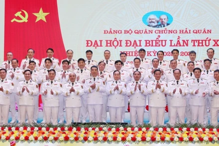 Ban Chấp hành Đảng bộ nhiệm kỳ 2025-2030 và Đoàn đại biểu đi dự Đại hội Đảng bộ Quân đội lần thứ XII ra mắt đại hội.