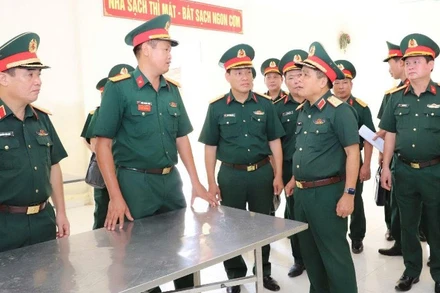 Đoàn công tác kiểm tra khu vực nhà ăn của Phân kho 79, Kho 671, Cục Xăng dầu.