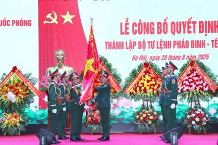 Đại tướng Nguyễn Tân Cương trao Quân kỳ Quyết thắng cho Bộ tư lệnh Pháo binh-Tên lửa.