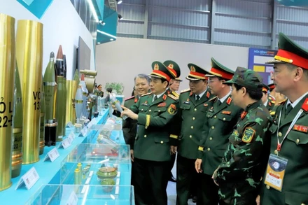 Đại tướng Phan Văn Giang, Ủy viên Bộ Chính trị, Phó Bí thư Quân ủy Trung ương, Bộ trưởng Quốc phòng cùng các lãnh đạo Tổng cục Công nghiệp Quốc phòng tham quan sản phẩm Công nghiệp quốc phòng trưng bày tại triển lãm Quốc phòng quốc tế Việt Nam 2024.