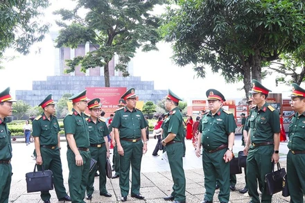 Bộ Tư lệnh Lăng Chủ tịch Hồ Chí Minh báo cáo việc triển khai lắp lắp đặt lều y tế sau Lăng Chủ tịch Hồ Chí Minh.