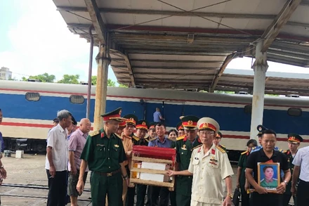 Đồng đội và người thân đón liệt sĩ Phan Thành khi tàu về đến Ga Hà Nội.