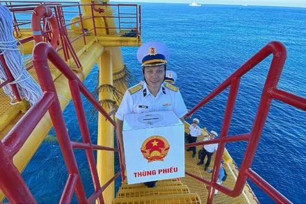 Cán bộ chiến sĩ Vùng 2 Hải Quân mang hòm phiếu lên nhà giàn chuẩn bị cho công tác bầu cử. (Ảnh nhandan.vn)