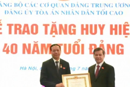 Chánh án Tòa án nhân dân tối cao trao tặng Huy hiệu 40 năm tuổi Đảng cho đồng chí Nguyễn Trí Tuệ.