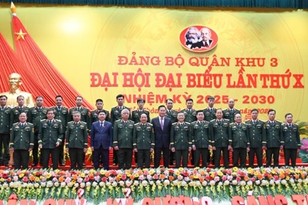 Đại tướng Trịnh Văn Quyết, Bí thư Trung ương Đảng, Ủy viên Thường vụ Quân ủy Trung ương, Chủ nhiệm Tổng cục Chính trị Quân đội nhân dân Việt Nam cùng các đồng chí Ban Chấp hành Đảng bộ Quân khu 3 khóa X, nhiệm kỳ 2025–2030 cùng các đại biểu tại đại hội.