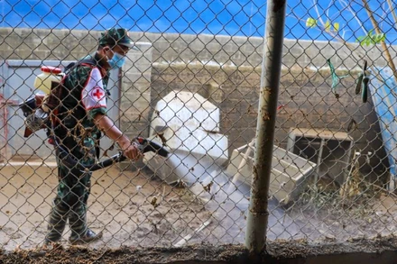 Đội Quân y số 1 hỗ trợ nhân dân phòng, chống dịch bệnh sau lũ.