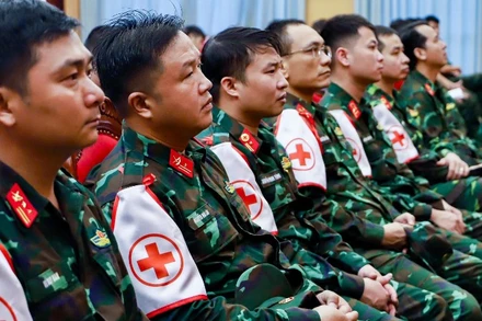 Ba Đội Quân y tham gia hỗ trợ người dân sau lũ lụt.