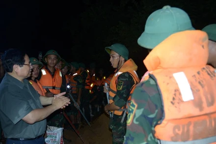 Thủ tướng Chính phủ Phạm Minh Chính kiểm tra công tác ứng phó mưa lũ tại xã Trung Giã và xã Đa Phúc, thành phố Hà Nội.