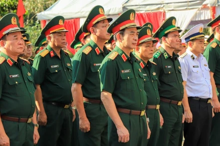 Đoàn đại biểu Bộ Quốc phòng viếng nghĩa trang liệt sĩ Đồi 82.