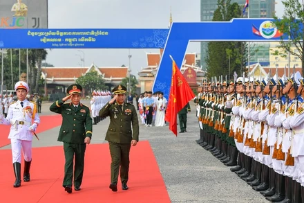 Đại tướng Phan Văn Giang, Ủy viên Bộ Chính trị, Phó Bí thư Quân ủy Trung ương, Bộ trưởng Quốc phòng cùng Đại tướng Tea Seiha, Phó Thủ tướng Chính phủ, Bộ trưởng Quốc phòng Campuchia duyệt đội hình danh dự.