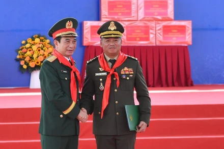 Đại tướng Phan Văn Giang, Ủy viên Bộ Chính trị, Phó Bí thư Quân ủy Trung ương, Bộ trưởng Quốc phòng Việt Nam và Đại tướng Tea Seiha, Phó Thủ tướng Chính phủ, Bộ trưởng Quốc phòng Vương quốc Campuchia.