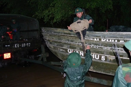 Bộ Chỉ huy quân sự thành phố Đà Nẵng đã khẩn trương triển khai lực lượng, phương tiện, phương án cứu hộ, cứu nạn đến những điểm ngập sâu.