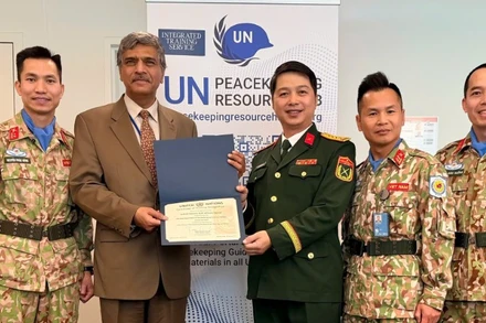 Ông Harinder Sood, Trưởng Cơ quan Huấn luyện tích hợp (ITS), trao chứng nhận Khóa huấn luyện UNSOC của Cục Gìn giữ hòa bình Việt Nam đạt chuẩn huấn luyện tiền triển khai của Liên hợp quốc. 