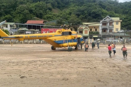 Máy bay trực thăng Mi 171 cất cánh từ sân bay Hòa Lạc di chuyển vào sân bay Vinh (Nghệ An) thực hiện nhiệm vụ cứu trợ.