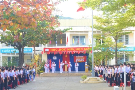 Giáo viên và học sinh thực hiện nghi lễ Chào cờ tại buổi tuyên truyền.