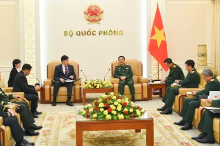 Đại tướng Phan Văn Giang, Ủy viên Bộ Chính trị, Phó Bí thư Quân ủy Trung ương, Bộ trưởng Quốc phòng, tiếp ông Irineo C.Espino, Thứ trưởng Quốc phòng Philippines.