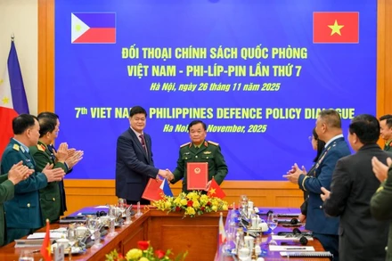 Thượng tướng Hoàng Xuân Chiến, Thứ trưởng Quốc phòng Việt Nam và Ngài Irineo C.Espino, Thứ trưởng Quốc phòng Philippines ký biên bản đối thoại.