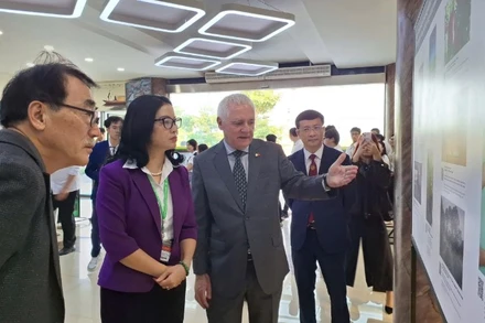 Ông Marcos Antonio Bednarski, Đại sứ Argentina tại Việt Nam, giới thiệu những thành tựu nông nghiệp của Argentina với các đại biểu tham dự triển lãm. (Ảnh: KHẮC KIÊN) 