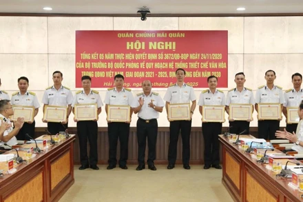 Chuẩn Đô đốc Đỗ Văn Yên, Phó Chính ủy Hải quân, trao tặng bằng khen cho các tập thể, cá nhân.