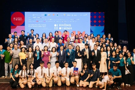 Chiến dịch "Không một mình" với sự đồng hành, hưởng ứng của nhiều bộ, ngành, tổ chức, nhà trường và những người nổi tiếng.