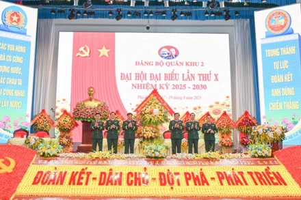 Thượng tướng Hoàng Xuân Chiến, Ủy viên Trung ương Đảng, Ủy viên Thường vụ Quân ủy Trung ương, Thứ trưởng Quốc phòng tặng hoa chúc mừng Ban chấp hành Đảng bộ Quân khu 2.