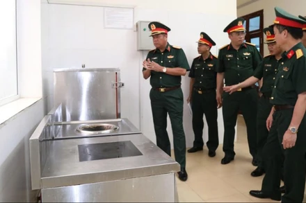 Kiểm tra công tác bảo đảm hậu cần cho khối xe pháo quân sự tập kết về Thủ đô Hà Nội.