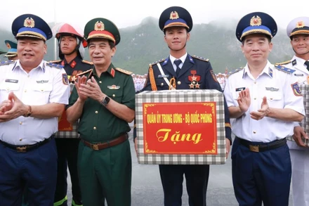 Bộ trưởng Phan Văn Giang, Ủy viên Bộ Chính trị, Phó Bí thư Quân Ủy Trung ương, Bộ trưởng Quốc phòng kiểm tra, thăm và tặng quà các chiến sĩ tham gia tổng hợp luyện diễu binh, diễu hành lần thứ 4