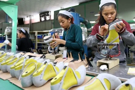 Bên trong một nhà máy sản xuất giày dép tại Phnom Penh (Ảnh: Khmer Times)