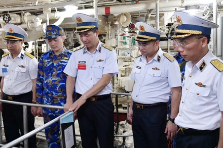 Chính ủy Hải quân kiểm tra nền nếp chính quy ngành kỹ thuật trên Tàu 263, Hải đội 515, Lữ đoàn 175.