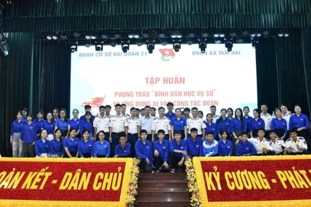 Cán bộ, chiến sĩ Bộ Tư lệnh Vùng Cảnh sát biển 2 tích cực tham gia phong trào Bình dân học vụ số.