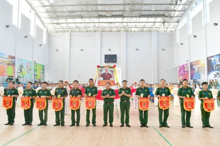 Thủ trưởng Bộ Tư lệnh Quân khu 9 trao Cờ lưu niệm cho các đoàn vận động viên.