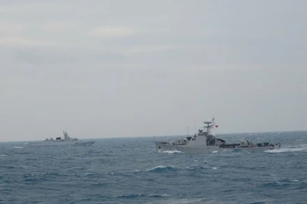 Biên đội tàu 09, tàu 17 của Hải quân Việt Nam và Biên đội tàu 630, 649 của Hải quân Trung Quốc huấn luyện vận động đội hình.