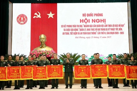 Thượng tướng Vũ Hải Sản, Ủy viên Trung ương Đảng, Ủy viên Quân ủy Trung ương, Thứ trưởng Quốc phòng trao Cờ thưởng của Bộ Quốc phòng cho các đơn vị có thành tích xuất sắc trong phong trào thi đua.