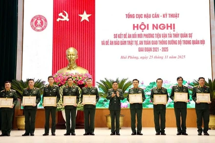 Tặng bằng khen của Bộ Quốc phòng cho các cá nhân, tập thể.