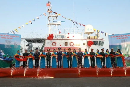 Các đại biểu cắt băng khánh thành.