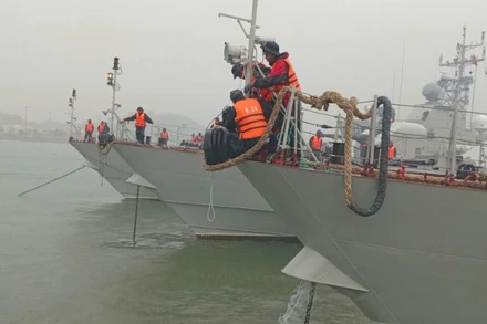 Cán bộ, chiến sĩ vùng 3 Hải quân triển khai phương án phòng chống bão, bảo đảm an toàn tàu, thuyền, trang bị kỹ thuật và doanh trại.