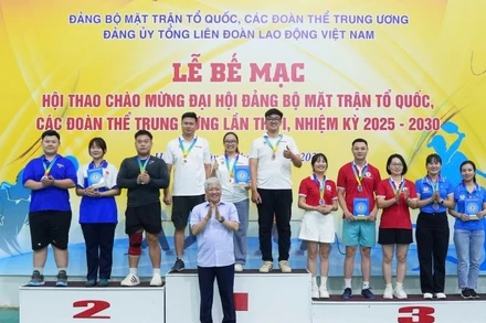 Đồng chí Đỗ Văn Chiến, Ủy viên Bộ Chính trị, Chủ tịch Ủy ban Trung ương Mặt trận Tổ quốc Việt Nam trao giải cho các đội đoạt giải Nhất, Nhì, Ba môn kéo co. (Ảnh: HỮU CHÁNH)