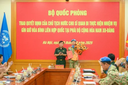 Thượng tướng Hoàng Xuân Chiến trao quyết định của Chủ tịch nước cử sĩ quan đi thực hiện nhiệm vụ gìn giữ hòa bình Liên hợp quốc