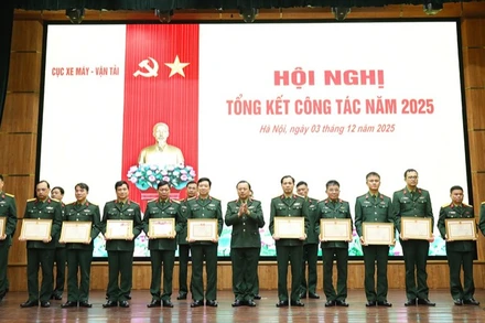 Trao Bằng khen của Bộ trưởng Quốc phòng cho các tập thể, cá nhân của Cục Xe máy-Vận tải đạt thành tích xuất sắc trên các mặt công tác năm 2025.