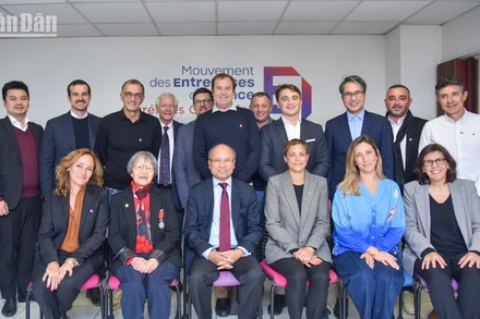 Đại sứ Đinh Toàn Thắng khẳng định cam kết hỗ trợ các đoàn công tác và doanh nghiệp Pháp trong việc quảng bá những lợi thế, tiềm năng phong phú của tỉnh Pyrénées-Orientales. (Ảnh: MINH DUY)