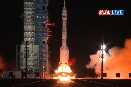 Tên lửa đẩy Trường Chinh 2F mang theo tàu vũ trụ Thần Châu 21 rời bệ phóng. (Ảnh: TÂN HOA xã)