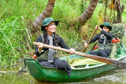 Áo bà ba ngày xưa được thiết kế đơn giản với hai tà áo, cổ tròn hoặc cổ đứng và cúc áo dọc thân trước; áo bà ba kết hợp với khăn rằn, mũ tai bèo là đặc trưng dễ nhận biết của nữ du kích.